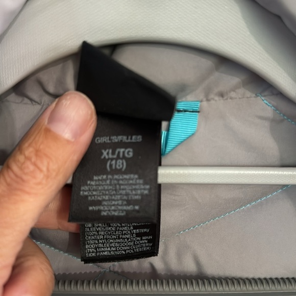 GUC. North Face 550 XL girls 18 jacket. Worn a little at the sleeves, pictured. - Picture 5 of 11